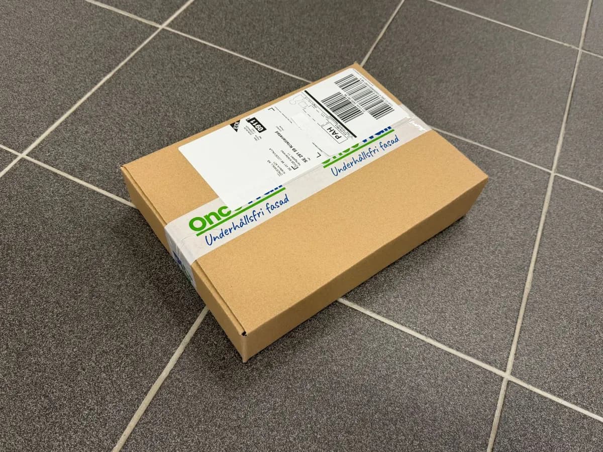 Packat provpaket från OnceWall med fraktetikett och OnceWall-tejp, redo att skickas