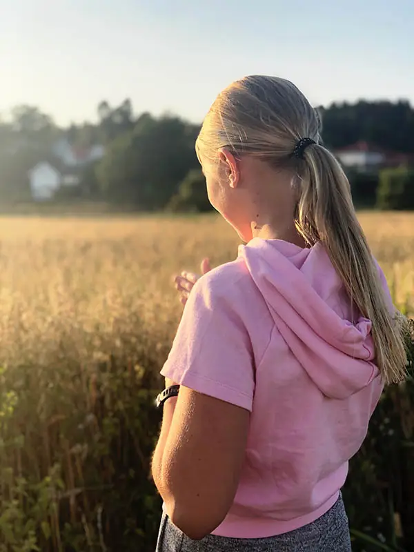 Flicka i naturen – miljövänlig fasad med OnceWall