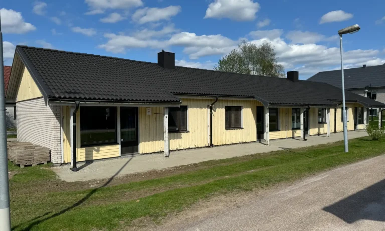 Lavella plastfasad på flerbostadshus