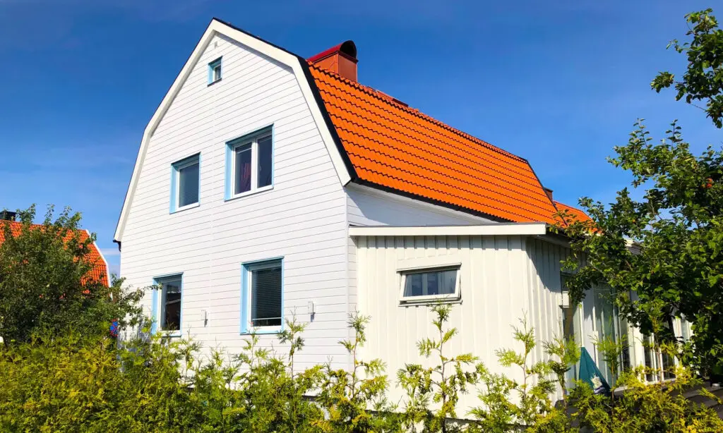 färdigmonterad underhållsfri fasad
