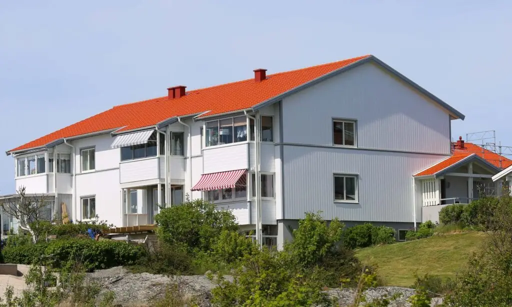 färdigmonterad underhållsfri fasad