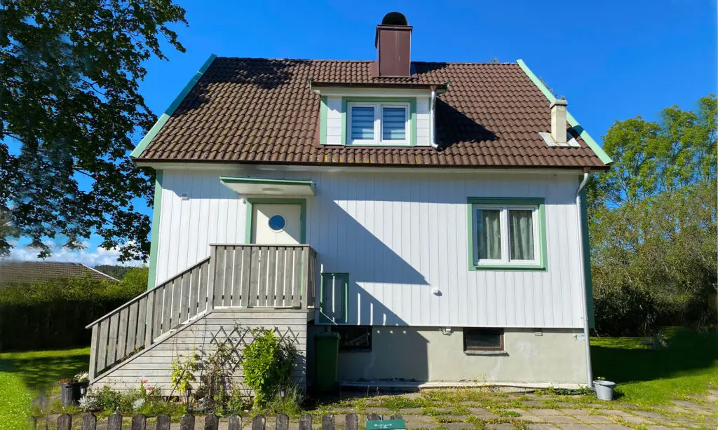 Här har man valt att sätta fasadpanelen stående och liggande.