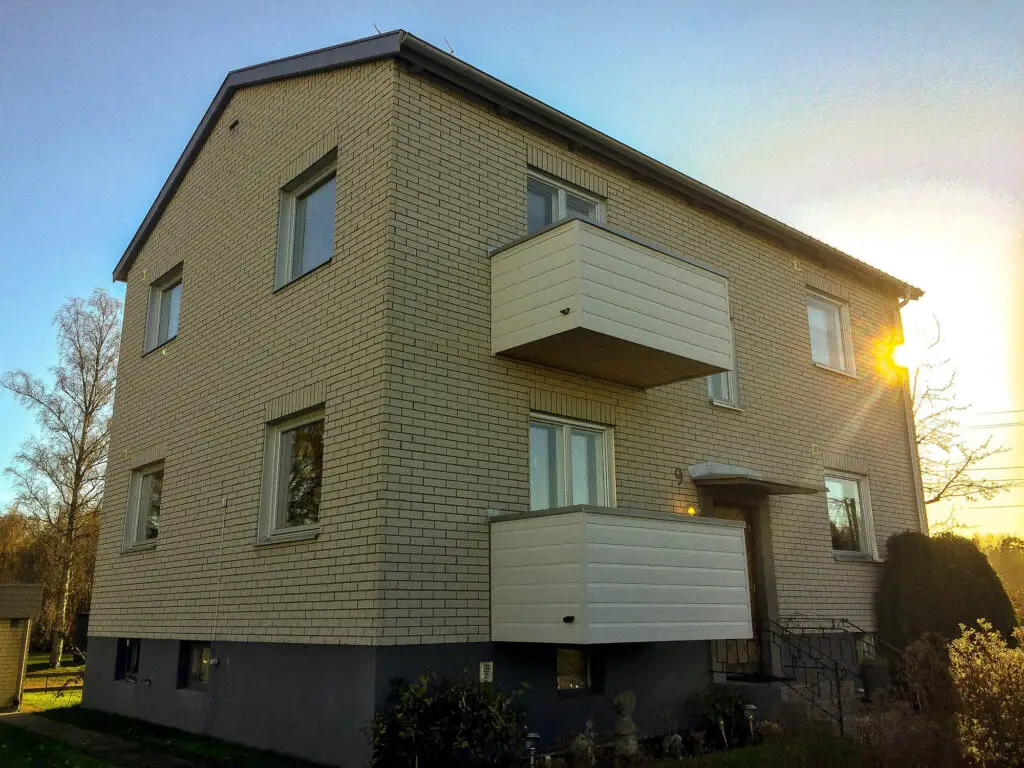 Västkustpanel på balkonger