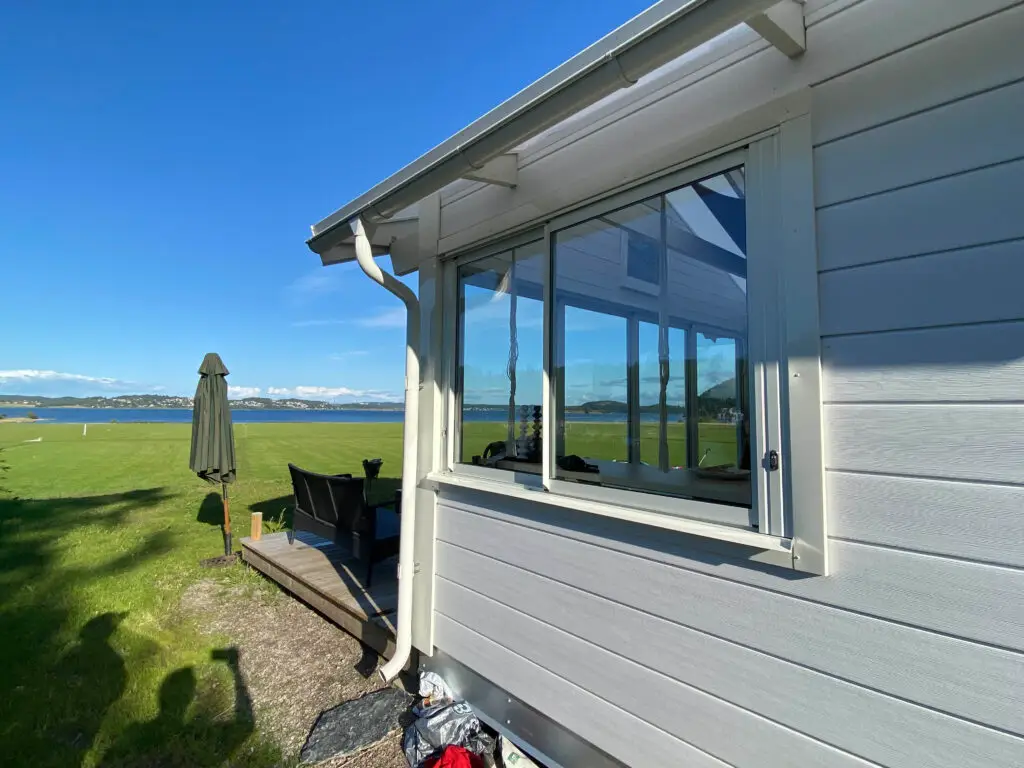 Sommarstuga med liggande panel