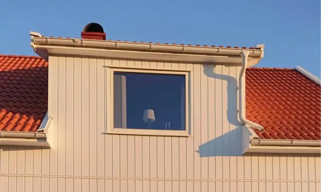 Klassiskt kusthus med stående panel