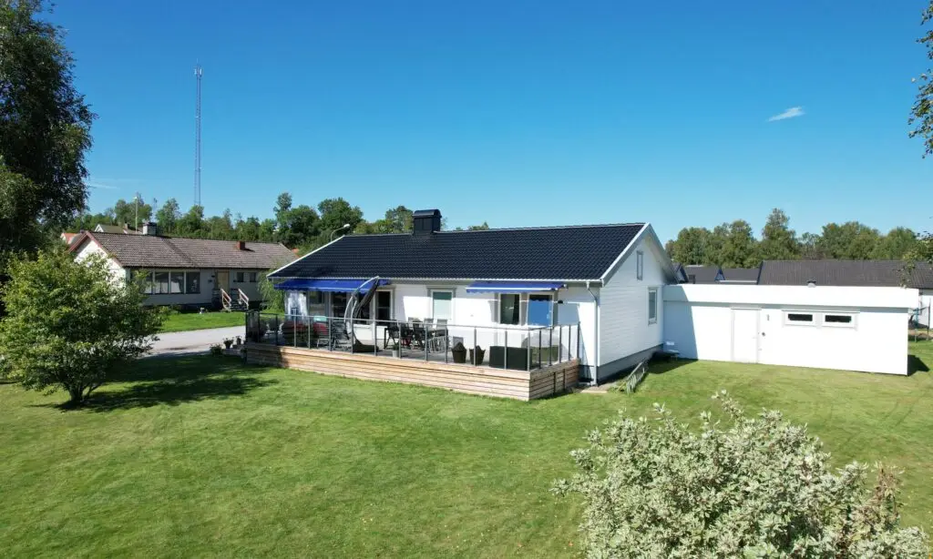 Låg villa med spontad exklusivpanel