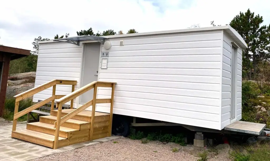 Johannesvik camping har en flyttbar toalett med Oncewall-fasad