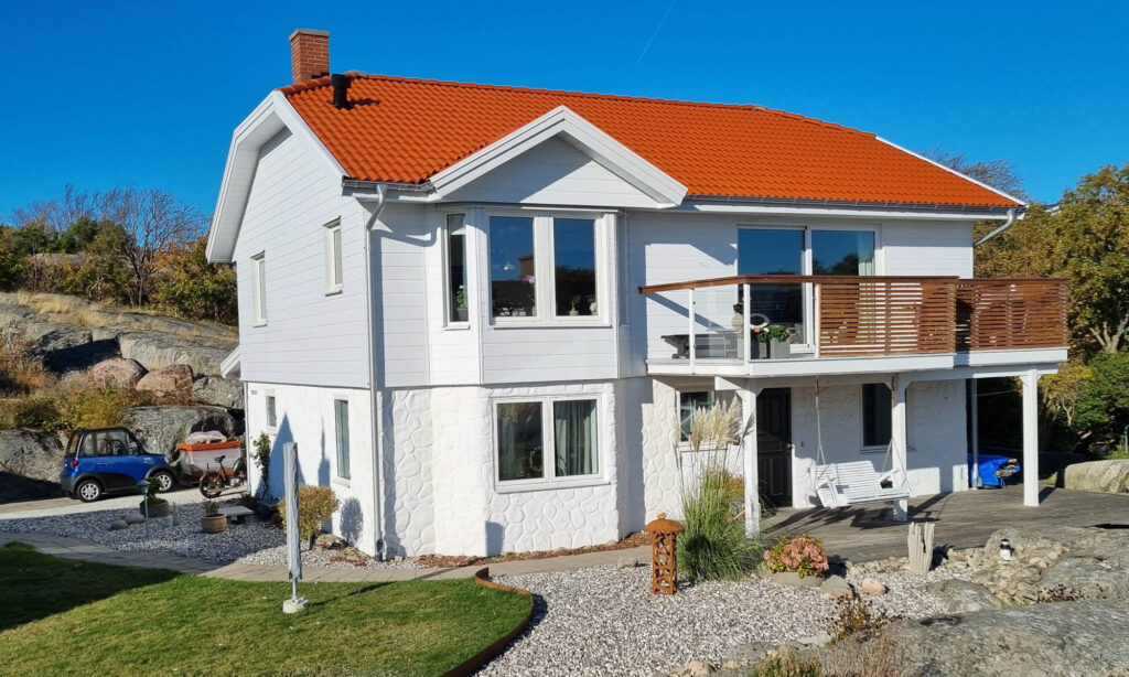 Underhållsfri fasad med extrem livslängd. Här är det ett hus på Donsö som syns.
