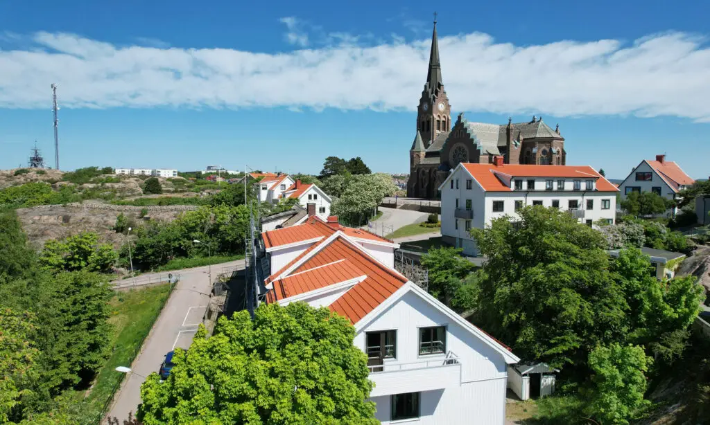 Exklusivpanelen monterad bredvid kyrkan i Lysekil