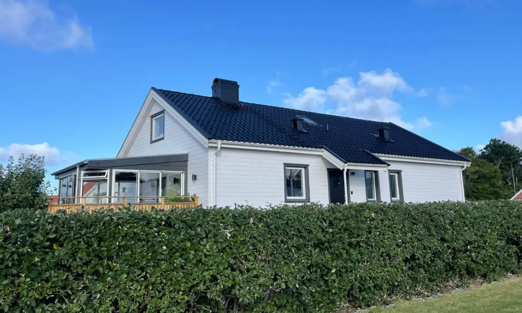Hus med grå fönstersmyg i Skärhamn