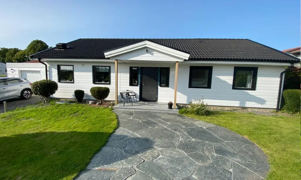 Västkustpanel med fönstersmyg och foder i svart
