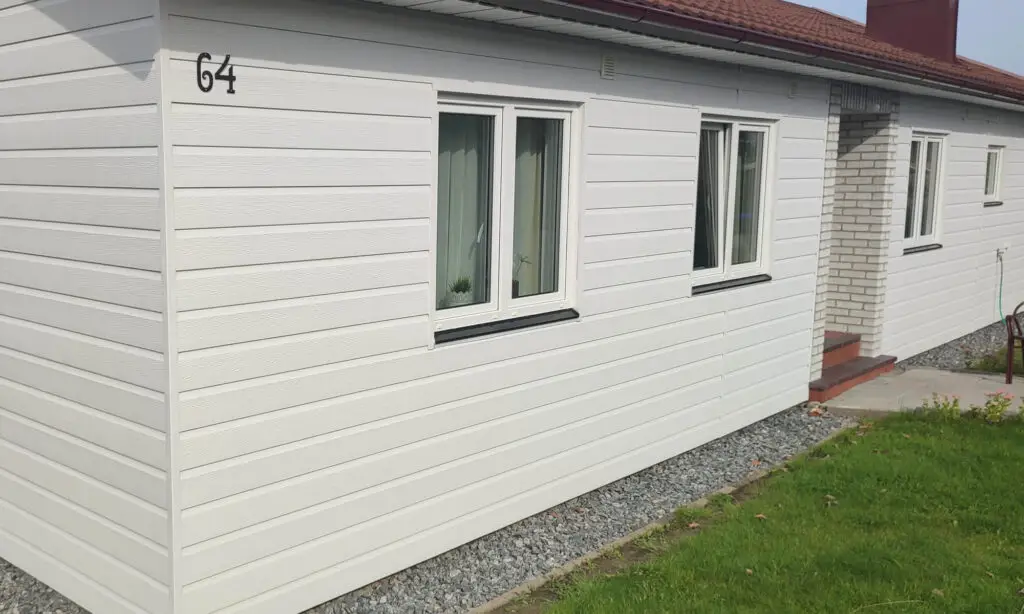 Västkustfasaden på en enplansvilla