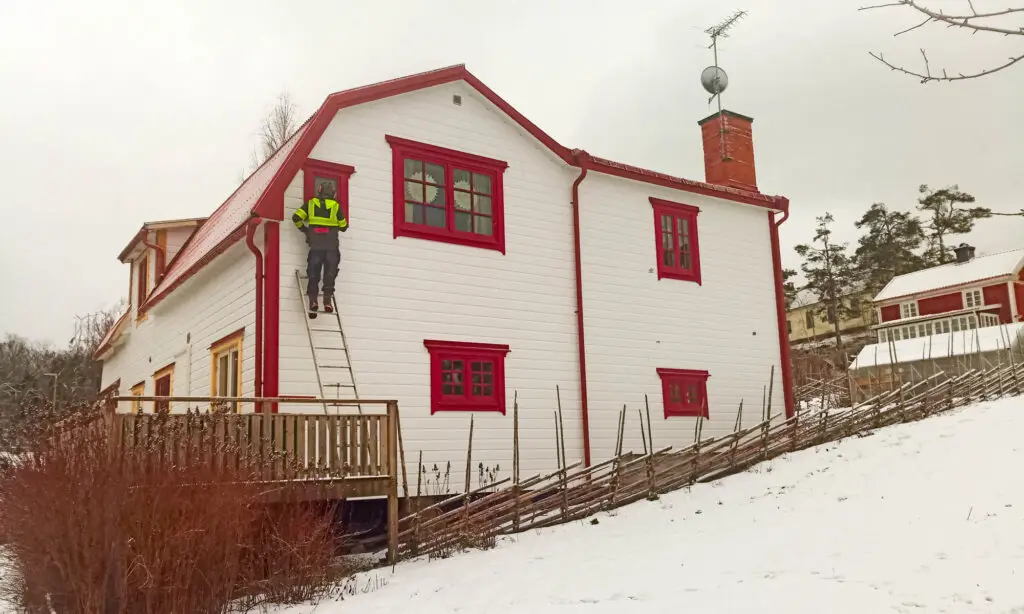 Underhållsfri fasad med röda fönster