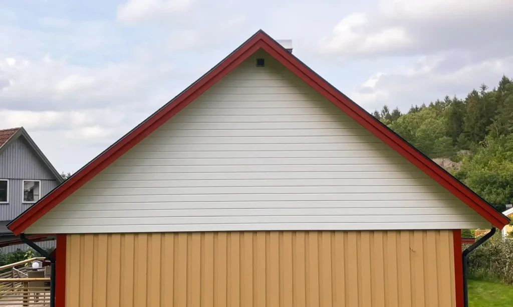 Liggande OnceWallpanel på gavelspets med röda vindskivor