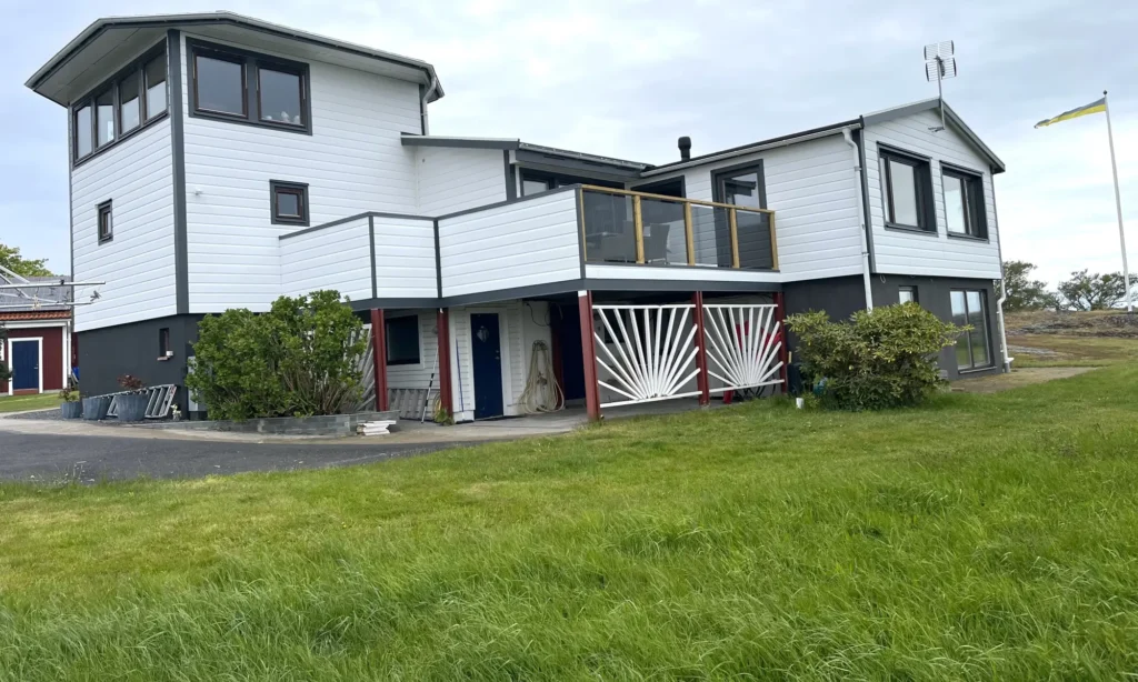Karlskrona-hus nära havet med OnceWall Västkustpanel, plåtade foder och inklädda räcken