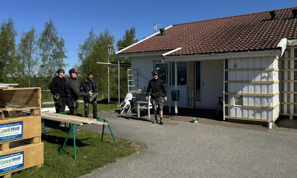 Fasadrenovering i Henån med OnceWall-panelen under montage