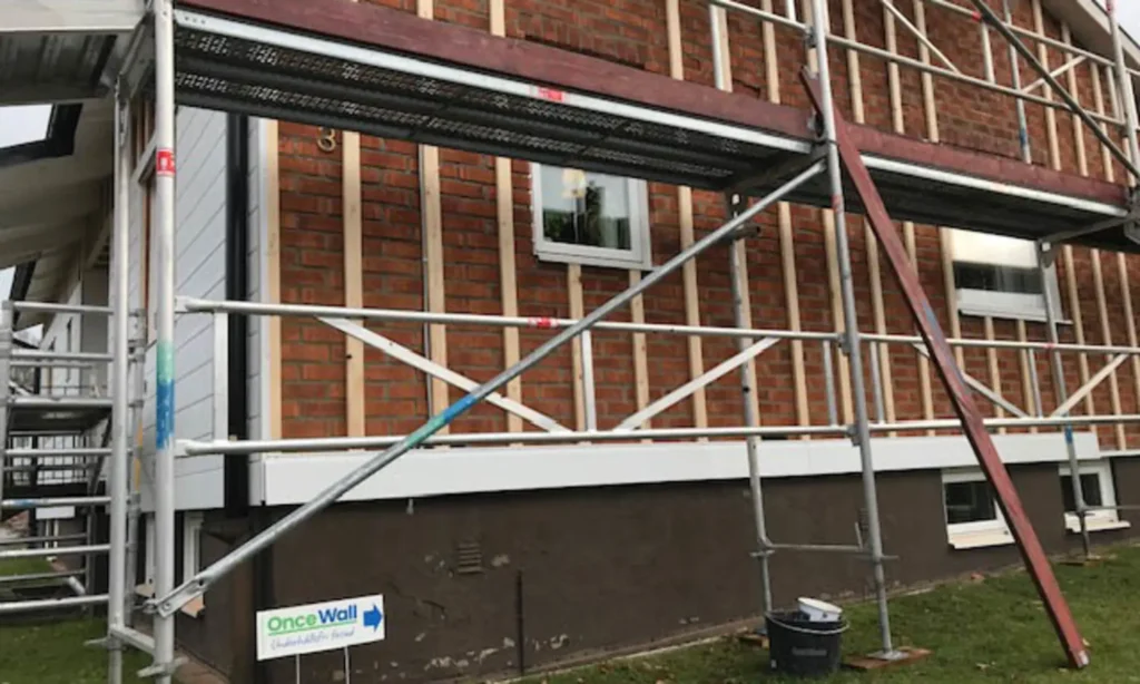 OnceWall fasadpanel på tegelfasad med smart luftning och stabil montering