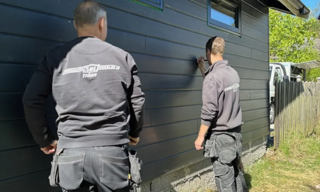 Elegant OnceWall-fasad i antracitkulör monterad på ett hus på Tjörn