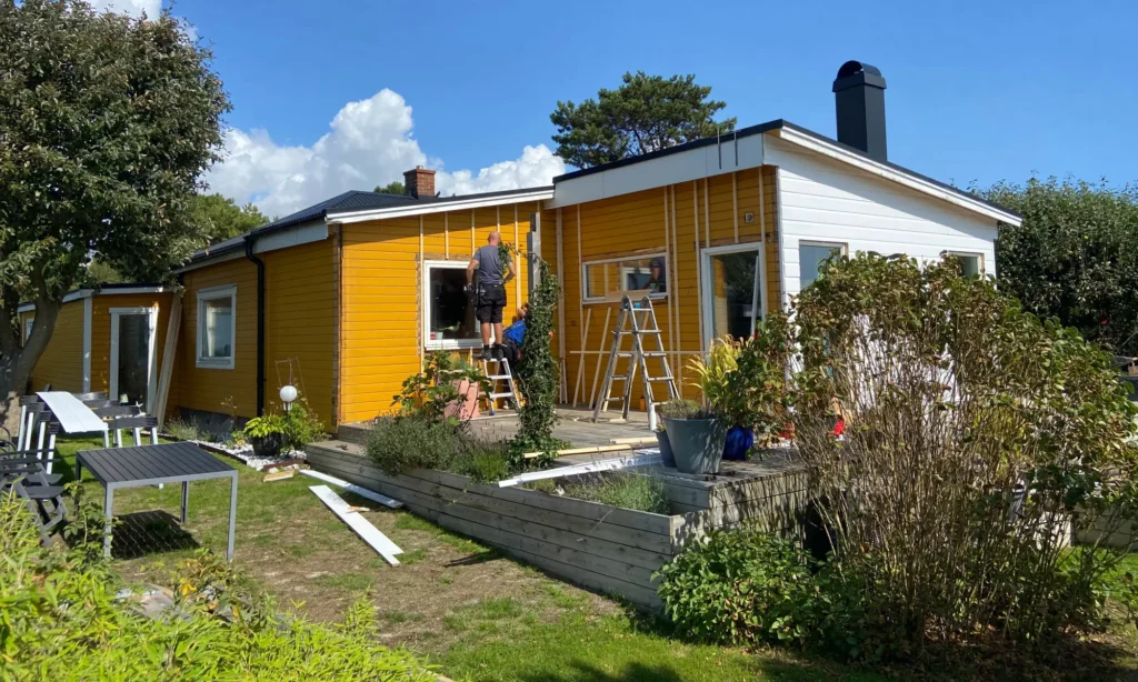 OnceWall fasad med västkustpanel på en liten stuga