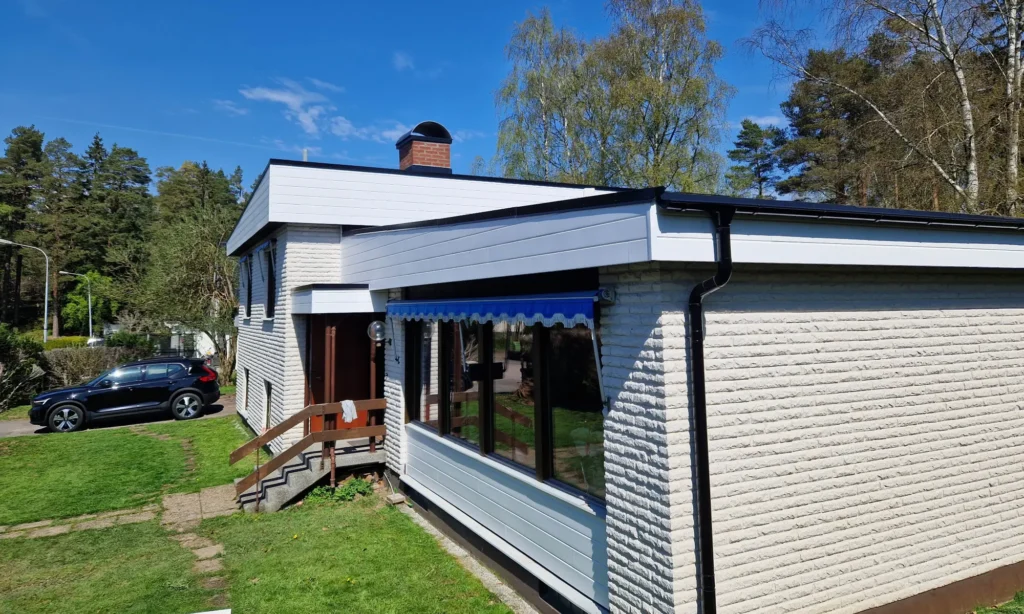 OnceWall taksarg med Sverigepanelen på mexitegelvilla