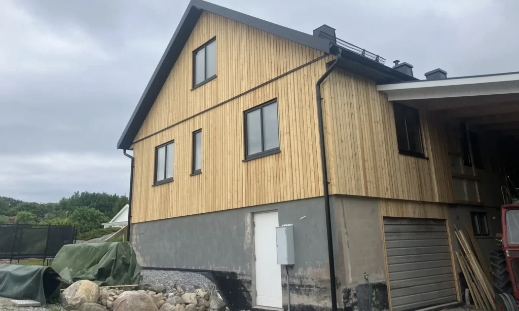 OnceWall Elegant Antracit med Sverigepanel och träfasad på villa