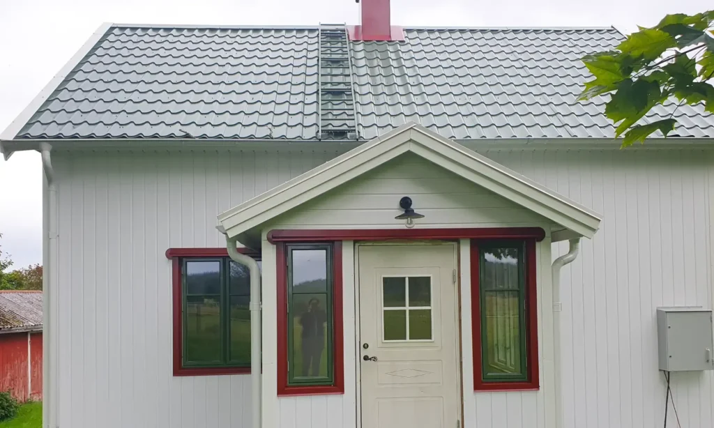 Stående och liggande OnceWall Exklusivpanel med röda fönsterfoder på träfasad