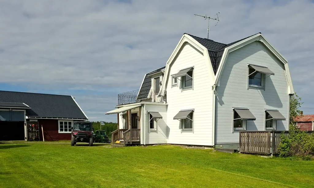 Ett hus i Norrlångträsk med OnceWall Sverigepanel monterad mitt i vintern