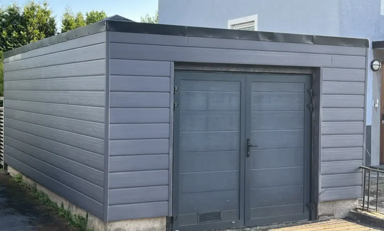 Friliggande garage klätt med OnceWall Sverigepanel stormgrå i Göteborg