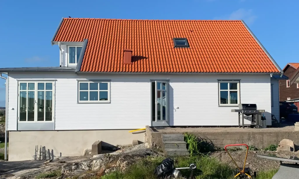 OnceWalls Exklusivpanel på hus utsatt på Smögen, med halvmatt yta i kustmiljö.